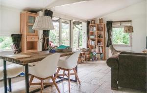 sala de estar con mesa de madera y sillas en Nice Home In Exloo With Kitchen, en Exloo
