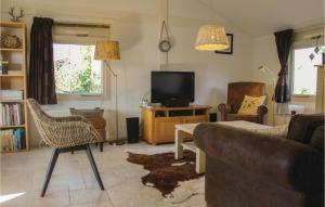 ein Wohnzimmer mit einem Sofa und einem TV in der Unterkunft Nice Home In Exloo With Kitchen in Exloo