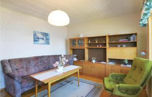 ein Wohnzimmer mit einem Sofa, einem Tisch und Stühlen in der Unterkunft 2 Bedroom Nice Home In Bengtsfors in Gustavsfors