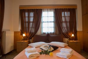 A bed or beds in a room at La Petri Studios with Fireplace & View
