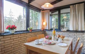 Ресторант или друго място за хранене в Beautiful Home In Gerolstein With 2 Bedrooms And Wifi
