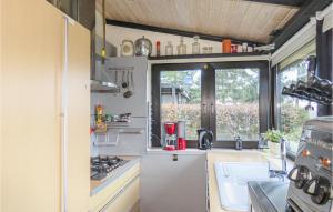 Kitchen o kitchenette sa Beautiful Home In Gerolstein With 2 Bedrooms And Wifi