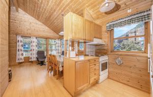 Kuchyňa alebo kuchynka v ubytovaní Awesome Home In Fjrland With 3 Bedrooms