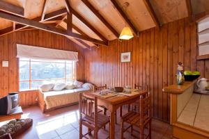 cocina con mesa y 1 cama en una habitación en Cabañas Orion en Concón