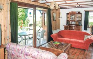 Groene Vallei في Wachtebeke: غرفة معيشة مع أريكة حمراء وطاولة