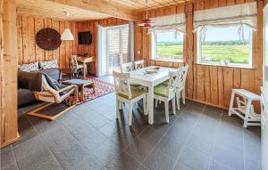 En restaurang eller annat matställe på Nice Apartment In Svanesund With House Sea View