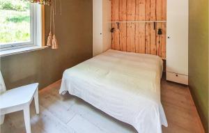 Säng eller sängar i ett rum på Nice Apartment In Svanesund With House Sea View