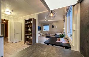 kuchnia i salon ze stołem i lodówką w obiekcie Gorgeous Home In Etne With House Sea View w mieście Håland