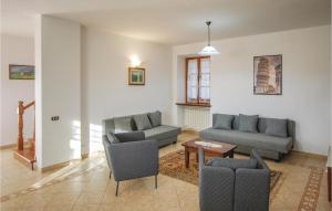salon z 2 kanapami i stołem w obiekcie Casa Giovanni w mieście Camaiore +18 zdjęć