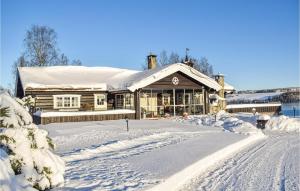 una casa cubierta de nieve con una entrada cubierta de nieve en Bjrnslykkja en Eina