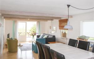 sala de estar con mesa y sofá en Nice Apartment In Kollumerpomp With Wifi, en Kollumerpomp