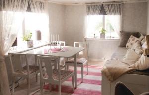 un soggiorno con tavolo, sedie e divano di Gorgeous Home In Tystberga With Kitchen a Tystberga