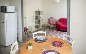 ein Zimmer mit einem Tisch und einer Küche mit einem roten Sofa in der Unterkunft Gorgeous Apartment In Saumur With Kitchen in Saumur