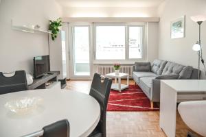 sala de estar con sofá y mesa en Lugano Central Suite Apartment Ciseri en Lugano