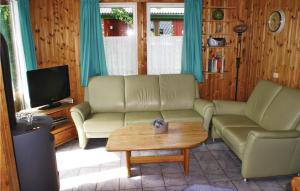 ein Wohnzimmer mit einem Sofa und einem Couchtisch in der Unterkunft Beautiful Home In Extertal With 3 Bedrooms, Sauna And Wifi in Rott