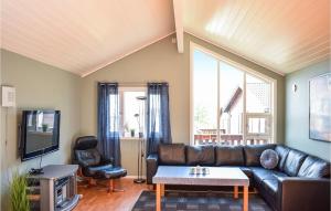 NedstrandにあるStunning Home In Nedstrand With 4 Bedrooms, Sauna And Wifiのリビングルーム(革張りのソファ、テレビ付)