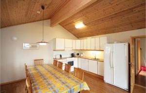 NedstrandにあるStunning Home In Nedstrand With 4 Bedrooms, Sauna And Wifiのキッチン(テーブル、白い冷蔵庫付)