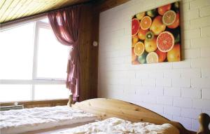 ein Schlafzimmer mit einem Obstgemälde an der Wand in der Unterkunft Beautiful Home In Extertal With 3 Bedrooms, Sauna And Wifi in Rott
