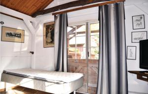 una camera con finestra, letto e porta di Gorgeous Home In Lrbro With Kitchen a Lärbro