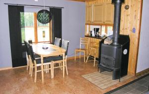 - une cuisine avec une table et une cuisinière dans l'établissement Beautiful Home In Bottnaryd With Kitchen, à Bottnaryd