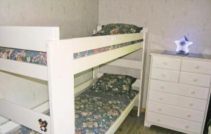 um quarto com 2 beliches e uma cómoda em Awesome Home In Bottnaryd With 3 Bedrooms And Wifi em Bottnaryd