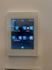 una imagen de una pantalla electrónica en una pared en Clever Cube - Amazing Alpine Studio Unit en Twizel