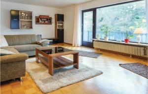 ホルンベルクにあるAwesome Apartment In Hornberg With 2 Bedrooms And Wifiのリビングルーム(ソファ、テーブル付)