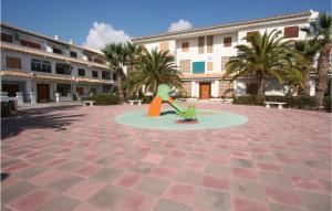 einen Innenhof mit einer Statue vor einem Gebäude in der Unterkunft Nice Apartment In Santa Pola With Swimming Pool in Santa Pola