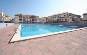 ein Schwimmbad in der Mitte eines Gebäudes in der Unterkunft Nice Apartment In Santa Pola With Swimming Pool in Santa Pola