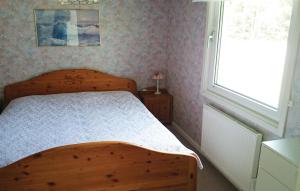 מיטה או מיטות בחדר ב-2 Bedroom Amazing Home In Strmstad