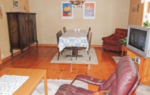 sala de estar con mesa de comedor y TV en Pet Friendly Home In Torup With Kitchen en Hallaböke