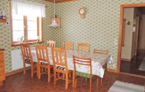 mesa de comedor con sillas, mesa, mesa y silla en Pet Friendly Home In Torup With Kitchen en Hallaböke