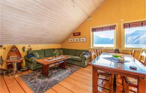 uma sala de estar com um sofá e uma mesa em Nice Home In Hundeidvik With Ethernet Internet em Hundeidvik