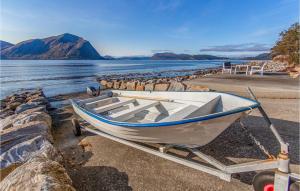 ein Boot auf einem Anhänger am Strand in der Unterkunft Beautiful Home In Hundeidvik in Hundeidvik