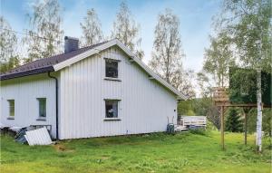 una casa bianca con una finestra sul lato di 3 Bedroom Cozy Home In Aurskog a Urskog