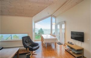TV a/nebo společenská místnost v ubytování Cozy Home In Nedstrand With House A Mountain View