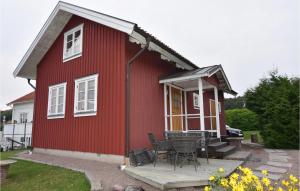 ハンブルクスンドにあるStunning Home In Hamburgsund With 2 Bedrooms And Wifiの赤い家