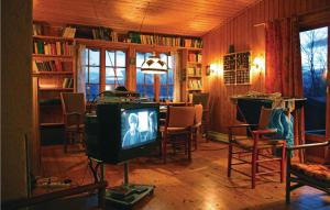 sala de estar con TV y mesa con sillas en Idavolden, en Stangvik