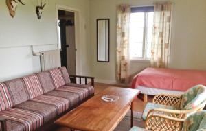 een woonkamer met een bank, een tafel en een bed bij 3 Bedroom Beautiful Home In Lundsbrunn in Lundsbrunn