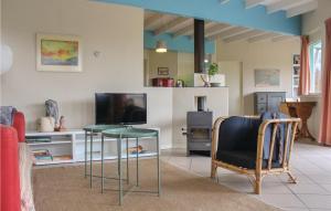 een woonkamer met een tv en een tafel en stoelen bij Amazing Home In Kamperland With Wifi in Kamperland