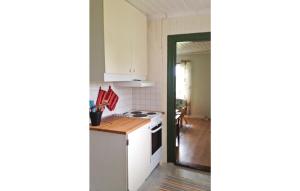 cocina con armarios blancos y fogones en 3 Bedroom Beautiful Home In Lundsbrunn, en Lundsbrunn