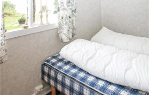 1 cama en una habitación con ventana en Nice Home In Etne With House Sea View, en Børkjenes