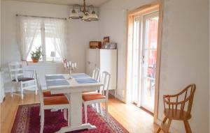 cocina y comedor con mesa y sillas en Amazing Home In Kosta With Kitchen en Kosta