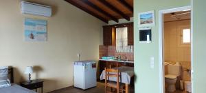 cocina con fregadero y nevera en una habitación en BOHALI'S HOUSE, en Agios Gordios 32 fotos más