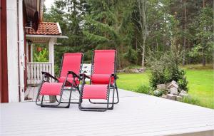 Stunning Home In Vstervik With Kitchen في فاسترفيك: مجموعة من أربعة كراسي يجلسون على الشرفة