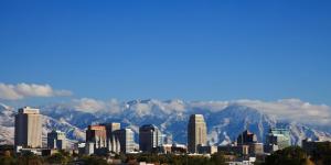 vista su una città con montagne sullo sfondo di Kimpton Hotel Monaco Salt Lake City, an IHG Hotel a Salt Lake City