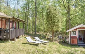 Zahrada ubytování Three-Bedroom Holiday Home In Asarum