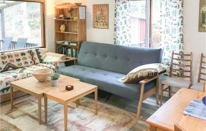 Posezení v ubytování Three-Bedroom Holiday Home In Asarum