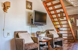 Sala de estar con 3 sillas y TV en 1 Bedroom Cozy Home In Udenhout, en Udenhout