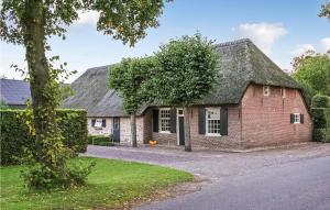 une ancienne maison en briques rouges avec un toit gris dans l'établissement 1 Bedroom Cozy Home In Udenhout, à Udenhout